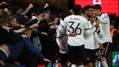 Momen Fans MU Berjatuhan Rayakan Gol Bruno Fernandes