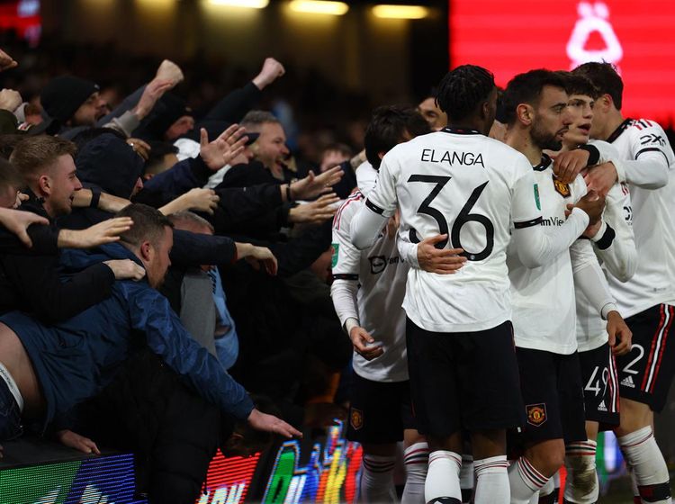 Momen Fans MU Berjatuhan Rayakan Gol Bruno Fernandes