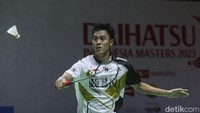 Jojo tampil lebih dominan di gim kedua dan mencapai interval dengan keunggulan tujuh angka 11-4. Juara Swiss Open 2022 itu menuntaskan pertandingan dengan kemenangan 21-15.