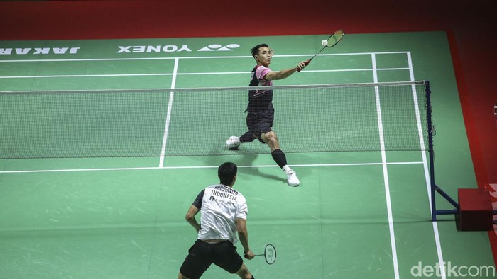 Jonatan Christie sukses melaju ke perempatfinal Indonesia Masters 2023. Jojo lolos usai menyingkirkan Shesar Hiren Rhustavito dua set langsung.