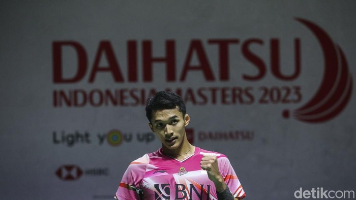 Jonatan Christie sukses melaju ke perempatfinal Indonesia Masters 2023. Jojo lolos usai menyingkirkan Shesar Hiren Rhustavito dua set langsung.