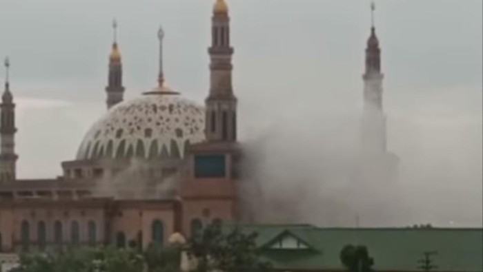 Masjid Islamic Center Samarinda terbakar.