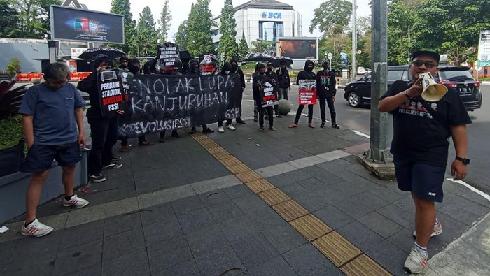 Massa yang tergabung dalam Gerakan Sepak Bola untuk Rakyat (GSR) melakukan aksi menolak lupa tragedi Kanjuruhan di Taman Cikapayang, Jalan Juanda, Bandung, Jawa Barat, Kamis (26/1/2023).