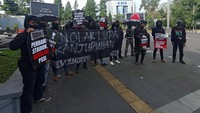 Aksi tersebut berlangsung damai.