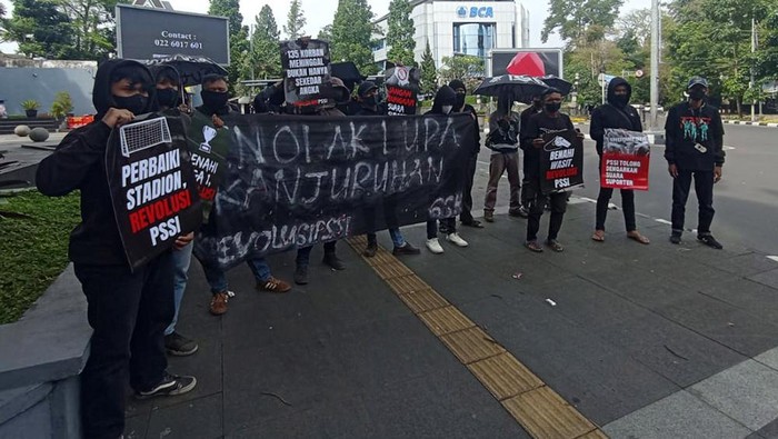 Massa yang tergabung dalam Gerakan Sepak Bola untuk Rakyat (GSR) melakukan aksi menolak lupa tragedi Kanjuruhan di Taman Cikapayang, Jalan Juanda, Bandung, Jawa Barat, Kamis (26/1/2023).