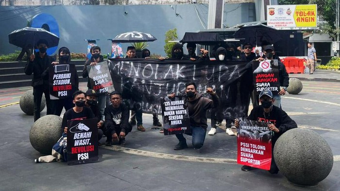 Massa yang tergabung dalam Gerakan Sepak Bola untuk Rakyat (GSR) melakukan aksi menolak lupa tragedi Kanjuruhan di Taman Cikapayang, Jalan Juanda, Bandung, Jawa Barat, Kamis (26/1/2023).