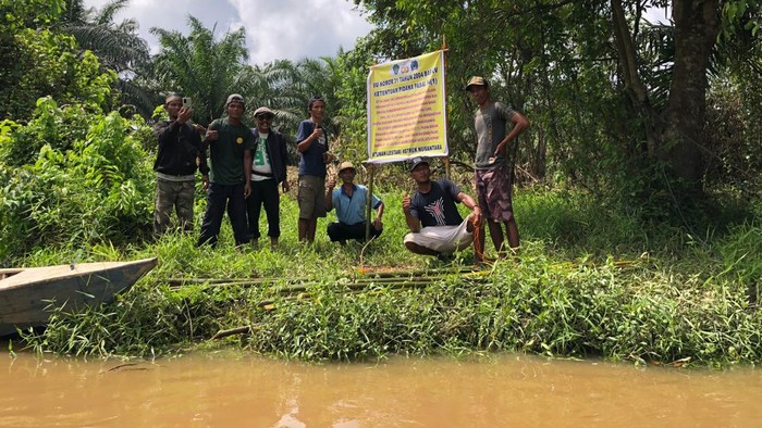 Masyarakat bataran Sungai Tunan pasang peringatan usai maraknya aktivitas illegal fishing.