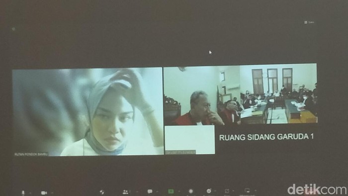 Medina Zein saat mengikuti sidang daring di PN Surabaya