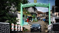 Tak usah heran bila melihat ada banyak kendaraan dengan Plat B disana. Beragam kalangan mulai dari warga biasa, pejabat, artis hingga selebritis juga pernah mengunjungi lokasi ini. Tempat pijat yang berlokasi di Cimande, Bogor ini dipercaya bisa menyembuhkan patah tulang, terkilir, hingga syaraf kejepit. Tempat praktek pijat tradisional spesialis patah tulang hingga kini masih terus ramai didsambangi beragam pasien.