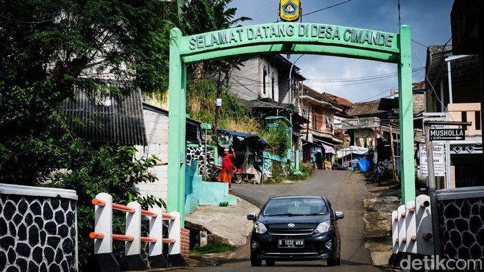 Siapa yang tak kenal dengan pengobatan tradisional ahli patah tulang Cimande. Tempat pijat tradisional ini sudah ada sejak 1960 dan didatangi banyak kalangan dari berbagai daerah. 

Mulai dari warga biasa, pejabat, artis hingga selebritis pernah mengunjungi lokasi ini.