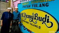 H Ujang Budi berfoto bersama H Dede yang juga pemijat di depan tempat prakteknya desa Cimande, Bogor, Jawa Barat. Ia adalah generasi ke-8 yang meneruskan warisan pijat tradisional Cimande. H Ujang Budi sudah sangat fasih mengobati patah tulang dari pasien yang datang dengan berbagai golongan usia. 