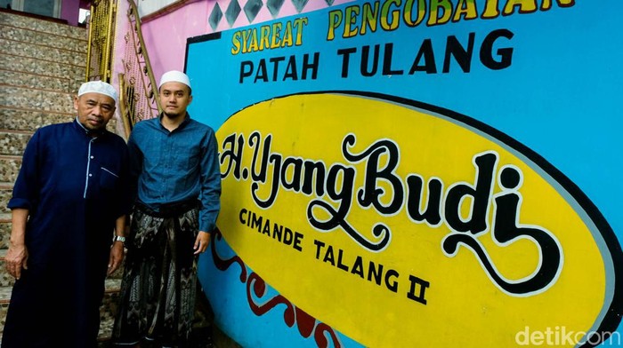 Melihat Lebih Dekat Pijat Patah Tulang Cimande Siapa yang tak kenal dengan pengobatan tradisional ahli patah tulang Cimande. Tempat pijat tradisional ini sudah ada sejak 1960 dan didatangi banyak kalangan dari berbagai daerah.
Mulai dari warga biasa, pejabat, artis hingga selebritis pernah mengunjungi lokasi ini.