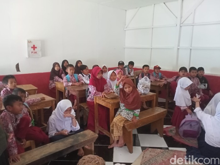Melihat pelajar belajar di sekolah pelosok Kabupaten Bandung.