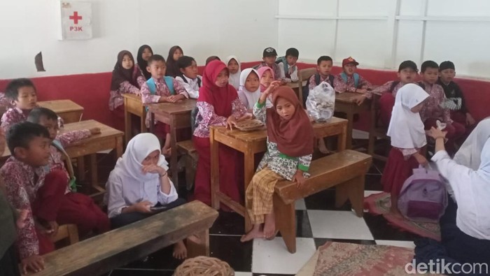 Melihat pelajar belajar di sekolah pelosok Kabupaten Bandung.