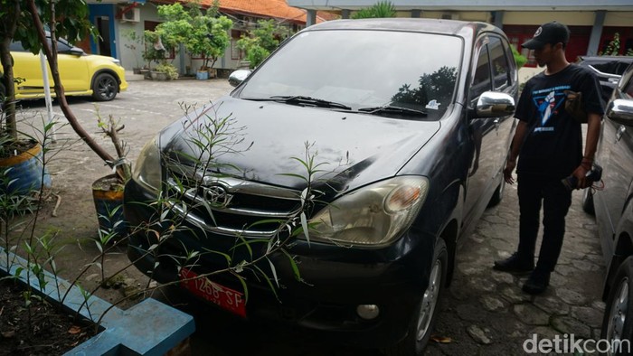 Mobil Dinas PUPR Kabupaten Mojokerto Dibobol