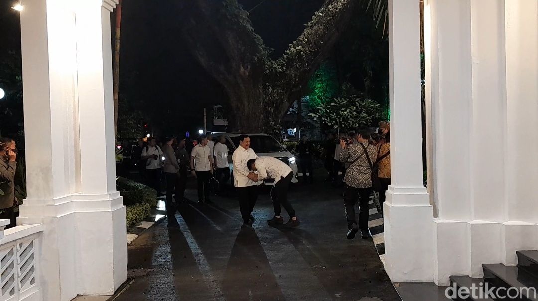 Momen Bobby Nasution saat mencium tangan Prabowo Subianto (Nizar Aldi/detikSumut)