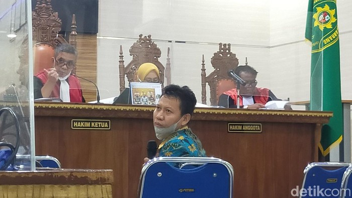 Mualimin saat bersaksi di PN Tanjung Karang. (Tommy Saputra/detikSumut)