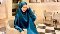 Banyak netizen memuja kecantikan Muna Soraya Putri. Dia terlihat cantik dan anggun dalam segala situasi, termasuk saat berhijab. (Foto: Instagram Muna Soraya Putri @dok.nay)