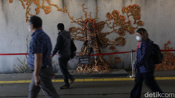 Serial yang juga dimainkan oleh aktris Christine Hakim itu menjadi salah satu ide kreatif bagi seniman mural yang menuangkan instalasi kreatif di ruang publik sepanjang 34 dan 25 meter tersebut. Serial yang juga dimainkan oleh aktris Christine Hakim itu menjadi salah satu ide kreatif bagi seniman mural yang menuangkan instalasi kreatif di ruang publik sepanjang 34 dan 25 meter tersebut.