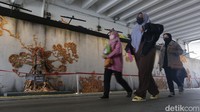 Warga melintasi mural 3D di terowongan Kendal, Jakarta, Kamis (26/1/2023).  