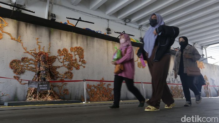Warga melintasi mural 3D di terowongan Kendal, Jakarta, Kamis (26/1/2023). Mural ini karya Muralis Cep Toha. Instalasi mural 3D terinspirasi dari serial Amerika Serikat 'The Last of Us'.