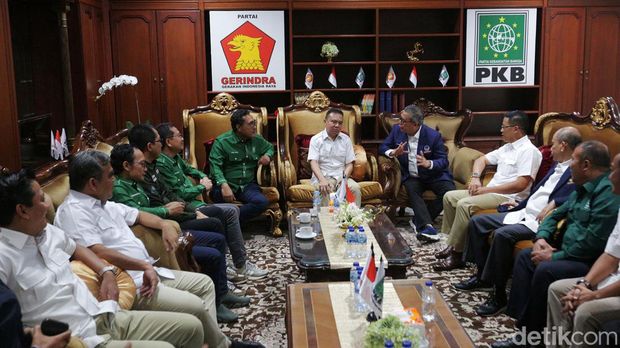 Sejumlah elite Partai NasDem menyambangi kantor Sekber Koalisi Gerindra dan PKB di Menteng, Jakarta, Kamis (26/13). Pertemuan membahas mengenai kesepakatan untuk membangun sistem demokrasi yang baik.
