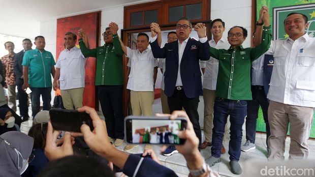 Sejumlah elite Partai NasDem menyambangi kantor Sekber Koalisi Gerindra dan PKB di Menteng, Jakarta, Kamis (26/13). Pertemuan membahas mengenai kesepakatan untuk membangun sistem demokrasi yang baik.