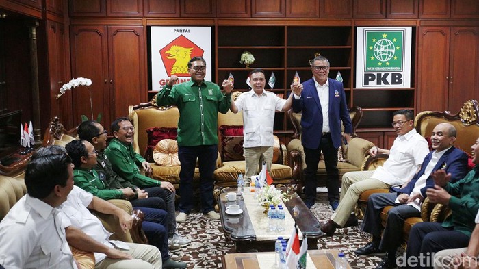 Sejumlah elite Partai NasDem menyambangi kantor Sekber Koalisi Gerindra dan PKB di Menteng, Jakarta, Kamis (26/13). Pertemuan membahas mengenai kesepakatan untuk membangun sistem demokrasi yang baik.