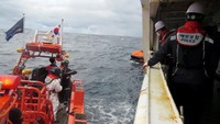 Tiga kapal swasta yang sedang berada di area itu kemudian mendekat dan mengevakuasi sejumlah awak kapal yang terjebak. Sebuah pesawat dan dua kapal Penjaga Pantai Jepang kini berada di lokasi, dengan kapal-kapal tambahan dari Jepang dan Korsel berlayar ke lokasi tersebut. Korea Coast Guard/YNA/Reuters