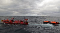 Laporan Penjaga Pantai Jepang menyebut kapal kargo bernama Jin Tian dengan bobot 6.651 ton itu terdaftar di Hong Kong, dan membawa anak buah kapal (ABK) yang terdiri atas 14 warga China dan delapan warga Myanmar. Lebih lanjut disebutkan bahwa enam awak kapal di antaranya diselamatkan oleh Penjaga Pantai Korea Selatan (Korsel), yang membantu operasi penyelamatan. Korea Coast Guard/YNA/Reuters