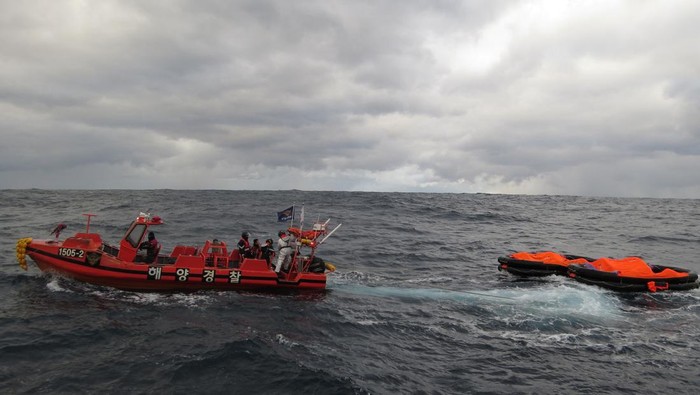 Operasi Pencarian Korban Kapal Tenggelam di Perairan Jepang-Korsel Members of South Korea coast guard work on a search operation in the water between South Korea and Japan January 25, 2023. The Korea coast guard/Yonhap via REUTERS ATTENTION EDITORS - THIS IMAGE HAS BEEN SUPPLIED BY A THIRD PARTY. SOUTH KOREA OUT. NO RESALES. NO ARCHIVE.