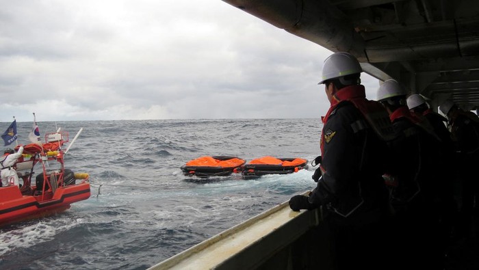 Operasi Pencarian Korban Kapal Tenggelam di Perairan Jepang-Korsel Members of South Korea coast guard work on a search operation in the water between South Korea and Japan January 25, 2023. The Korea coast guard/Yonhap via REUTERS ATTENTION EDITORS - THIS IMAGE HAS BEEN SUPPLIED BY A THIRD PARTY. SOUTH KOREA OUT. NO RESALES. NO ARCHIVE.
