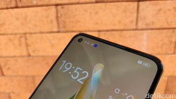 Reno 8T 4G mengusung punch hole di sudut kiri atas. Foto: Adi Fida Rahman/detikINET