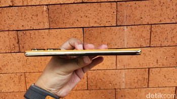 Bodi Reno 8T 4G dibuat tipis. Foto: Adi Fida Rahman/detikINET