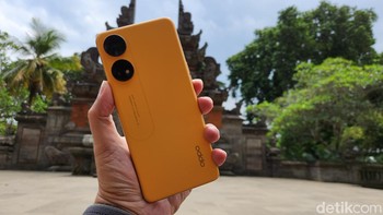 Oppo Reno 8T 4G bakal hadir dalam balutan cover bertekstur kulit berwarna oranye. Foto: Adi Fida Rahman/detikINET  