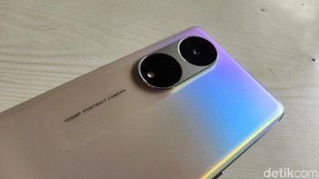 Oppo Reno 8T 5G membawa modul kamera yang menonjol dari bodi. Ada dua lingkaran besar di sana, bagian atas menjadi rumah bagi kamera utama sementara di bawah kemungkinan ditempatkan lensa makro dan sensor depth. Foto: Adi Fida Rahman/detikINET