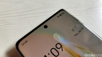 Berbeda dengan versi 4G, Oppo Reno 8T 5G mengusung punch hole di tengah layar. Foto: Adi Fida Rahman/detikINET