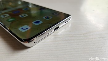 Di bagian bawah terdapat slot sim card, port USB Type C, speaker. Sayangnya Oppo tak memberikan port jack audio 3,5 mm. Foto: Adi Fida Rahman/detikINET