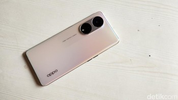 Kalau ini adalah Oppo Reno 8T 5G. Foto: Adi Fida Rahman/detikINET