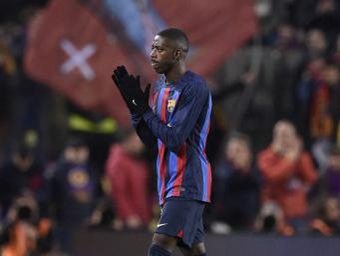 Barcelonas French forward Ousmane Dembele applauds as he leaves the pitch during the Copa del Rey (Kings Cup), quarter final football match between FC Barcelona and Real Sociedad, at the Camp Nou stadium in Barcelona on January 25, 2023. (Photo by Josep LAGO / AFP)