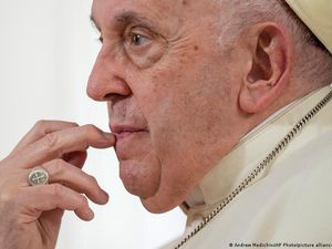 Paus Fransiskus: Homoseksualitas Bukan Kejahatan