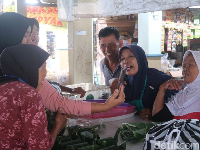 Pedagang di Pasar Kepek, Sewon, Bantul, berbincang dengan A (38), via telepon video, Kamis (26/1/2023). A adalah warga Klaten yang 25 tahun kabur dari rumah gegara takut disunat.