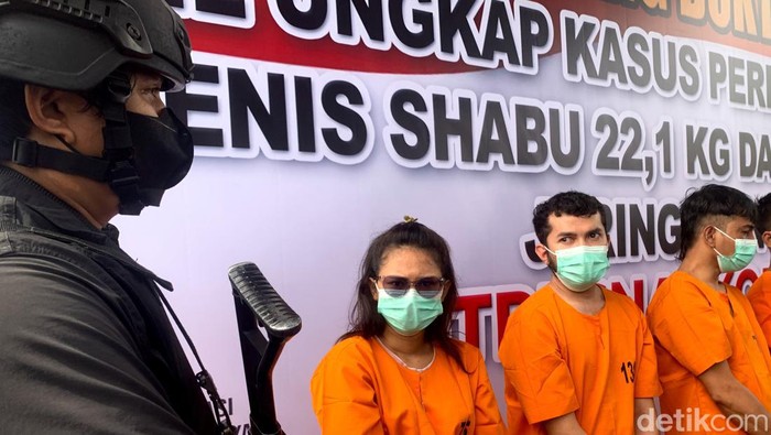 Pelaku saat diamankan di Mapolda Riau.