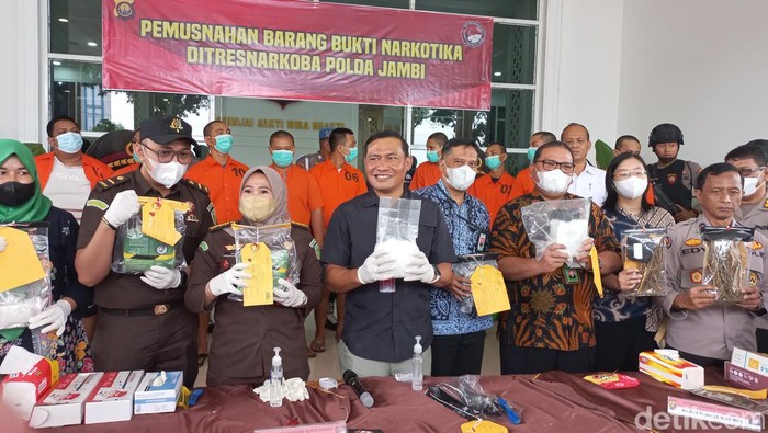 Pemusnahan barang bukti narkoba di Mapolda Jambi. (Dimas Sanjaya/detikSumut)
