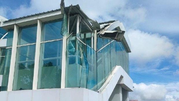 Penampakan garbarata Bandara Mopah Merauke yang ditabrak sayap pesawat Lion Air