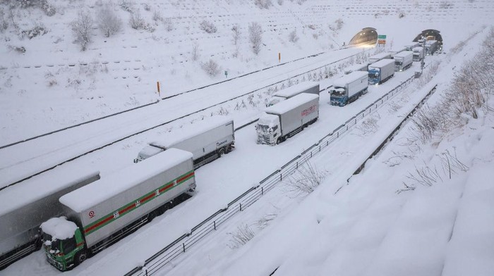 Penampakan Macet Panjang di Jepang Akibat Salju Tebal TOPSHOT - Trucks are seen stuck due to heavy snow on the Shin-Meishin Expressway in Yokkaichi, Mie Prefecture on January 25, 2023. - Japan OUT (Photo by JIJI PRESS / AFP) / Japan OUT (Photo by STR/JIJI PRESS/AFP via Getty Images)