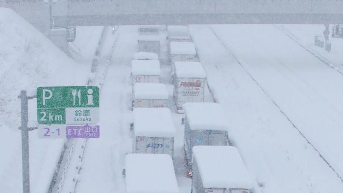 Penampakan Macet Panjang di Jepang Akibat Salju Tebal TOPSHOT - Trucks are seen stuck due to heavy snow on the Shin-Meishin Expressway in Yokkaichi, Mie Prefecture on January 25, 2023. - Japan OUT (Photo by JIJI PRESS / AFP) / Japan OUT (Photo by STR/JIJI PRESS/AFP via Getty Images)