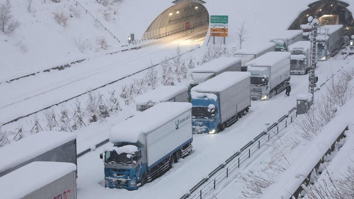 Penampakan Macet Panjang di Jepang Akibat Salju Tebal TOPSHOT - Trucks are seen stuck due to heavy snow on the Shin-Meishin Expressway in Yokkaichi, Mie Prefecture on January 25, 2023. - Japan OUT (Photo by JIJI PRESS / AFP) / Japan OUT (Photo by STR/JIJI PRESS/AFP via Getty Images)