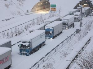 Salju Tebal Bikin Truk-truk di Jepang Ini Terjebak Macet Panjang