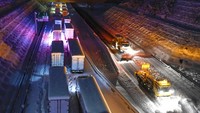 Sejumlah kendaraan yang terjebak macet tengah menunggu mobil pembajak salju membersihkan jalanan. REUTERS/Kyodo  